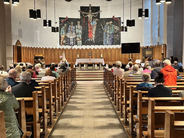 Adoracja po nabożeństwie fatimskim w kościele Herz Jesu