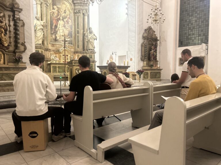 Wpatrzeni w Chrystusa – adoracja ze św. Stanisławem Kostką, patronem młodzieży